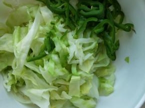 焯一个青椒切丝