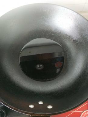 铁锅烧热放入少许油加热