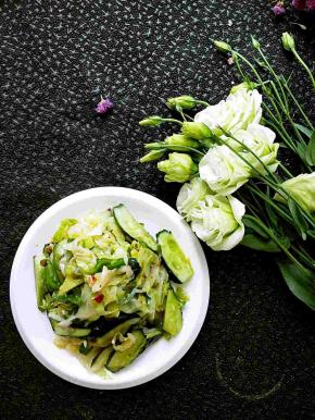 将蔬菜和调料搅拌均匀，喜欢吃醋的加点醋。