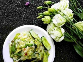 将蔬菜和调料搅拌均匀，喜欢吃醋的加点醋。