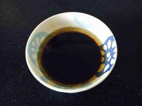 把五成热的花椒油放入盛有25g生抽的碗里，用小勺轻轻搅动热油和生抽，让热油把生抽烫出酱香味。
这就是一碗老天津卫人眼中的花椒油酱汁。
您也可以把生抽到在五成热的油锅里，再盛出来。
提示一下，油温一定不能过热，不然会把生抽烹飞的。