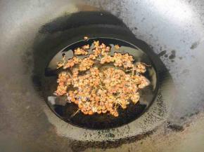 第二步，调制花椒油酱汁。
锅热，放25g花生油。放入3g左右的花椒，用小火把花椒炸出香味，随后捞出花椒，改大火，加热一下花椒油，使油温达到5成热。