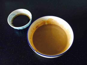 给调制好的芝麻酱汁和花椒油酱汁来个合影。