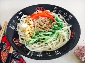 盛好芝麻酱汁和花椒油汁，放上菜码的成品图。