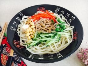 盛好芝麻酱汁和花椒油汁，放上菜码的成品图。