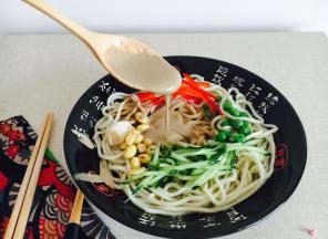 在晾凉的面上浇上几勺芝麻酱汁和几小勺花椒油汁，再放些黄瓜丝，拌一拌，就着新鲜的大蒜吃，超级爽口。