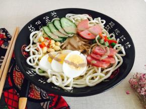 升级版的芝麻酱凉面。
温馨小提示：这款老天津卫芝麻酱凉面是款百搭面，如果您放入鸡丝它就是碗鸡丝凉面，如果放入麻辣鸡丝就是碗麻辣鸡丝面……怎么搭配随您的喜好。