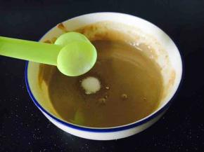 然后往芝麻酱汁里加5g的盐，搅拌均匀。