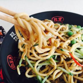 温馨小提示：1，此方子的芝麻酱汁是三人的量。2，如果您没有时间晾凉煮好的面，也可以在捞出切面后直接拌面或者过凉水后拌面。