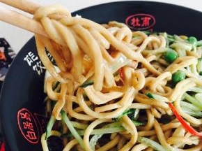 温馨小提示：1，此方子的芝麻酱汁是三人的量。2，如果您没有时间晾凉煮好的面，也可以在捞出切面后直接拌面或者过凉水后拌面。