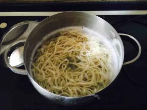 第三步，煮面。
锅里放适量的水，水开了以后下入鲜切面，等水再次开了后，关火，盖上锅盖，焖5～10种。
晾面，捞出煮好的面后放少许香油，搅拌均匀，用电扇吹凉。
