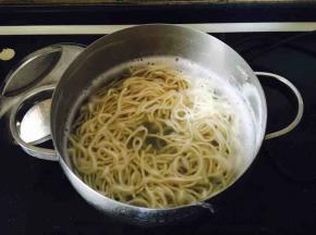 第三步，煮面。
锅里放适量的水，水开了以后下入鲜切面，等水再次开了后，关火，盖上锅盖，焖5～10种。
晾面，捞出煮好的面后放少许香油，搅拌均匀，用电扇吹凉。
