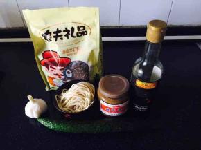 所用食材：鲜切面、纯芝麻酱、凉白开水、李锦记生抽、花生油、富平花椒、蒜、黄瓜。