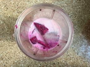 把红心火龙果、牛奶、糖一起放入料理机打碎即可