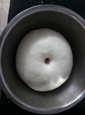 3、发酵至约2倍大左右，用手指蘸粉后戳孔不回弹也不会塌陷，就完成了基础发酵，也就是我们3常说的一发。