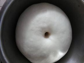 3、发酵至约2倍大左右，用手指蘸粉后戳孔不回弹也不会塌陷，就完成了基础发酵，也就是我们3常说的一发。