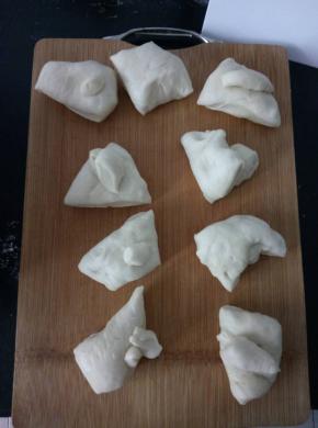 4.	将发酵好的面团取出，轻压排气，平均分成9份。