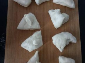 4.	将发酵好的面团取出，轻压排气，平均分成9份。