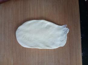 7.	翻面后，压薄底边，自上而下卷起，中间尽量不要有空气，有两手掌从中间往两端，慢慢搓长。