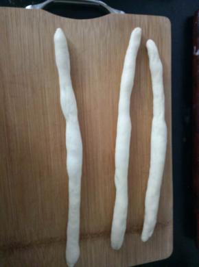 8.	可能一次不能把面团搓到需要的长度，几根轮换着搓。