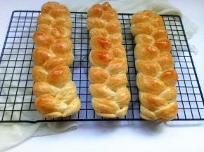 12.	放入充分预热好的烤箱。烤箱中层，上下火180度，20～25分钟，根据所编辫子的厚度调整烘烤时间，上色满意时盖锡纸。出炉后立刻取出放于晾架上，晾凉后用保鲜袋密封保存。