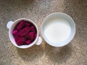 火龙果切小块，牛奶备好