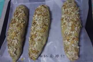 表面喷水粘上麦片