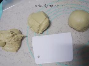 将面团排气后分成3份，揉圆后盖保鲜膜松弛20分钟