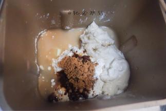 预留10g水，将除酵母以外的所有的材料全部倒入面包机，包括回温的老面跟烫种一起搅拌，大概搅拌10分钟放入冰箱静置10-20分钟