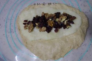 放上核桃、蔓越莓、红糖