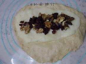 放上核桃、蔓越莓、红糖