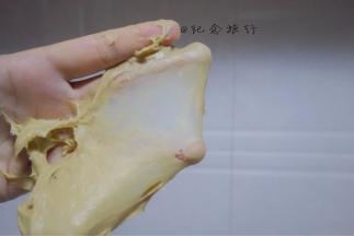 加入酵母启动面包机搅拌20-30分钟至扩展阶段即可，不需要达到手套膜的状态