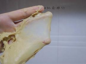 加入酵母启动面包机搅拌20-30分钟至扩展阶段即可，不需要达到手套膜的状态
