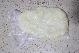 隔着袋子用擀面杖擀成牛舌状备用