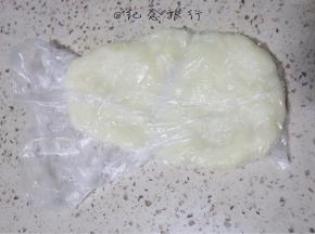 隔着袋子用擀面杖擀成牛舌状备用