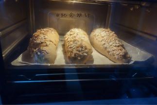 烤箱预热210度左右 烤20分钟 根据自己家里的烤箱温度灵活调节