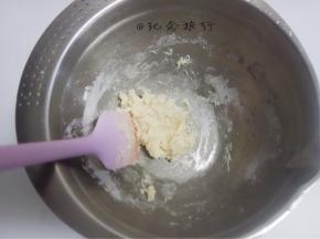 制作烫种：高筋面粉50g 砂糖5g 盐0.5g 开水50g，冷却后冷藏备用，保质期三天，这里分量会多一些，太少无法操作