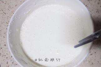 发酵期间制作麻薯：糯米粉105g 糖25g 玉米淀粉30g 牛奶180g搅拌至无干粉，大火蒸20分钟，蒸至凝固