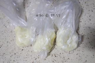 麻薯凉后分成三份放入保鲜袋
