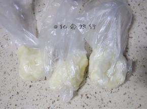 麻薯凉后分成三份放入保鲜袋
