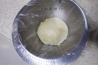 面团拿出来盖上保鲜膜放在室温/冰箱发酵至两倍大