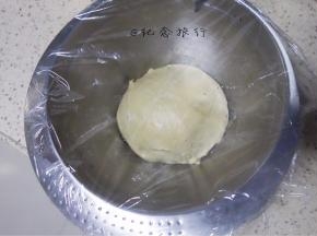 面团拿出来盖上保鲜膜放在室温/冰箱发酵至两倍大