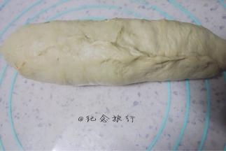 将面团卷紧 接口要捏紧