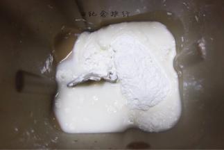 制作老面：高粉88g 低粉：37g 酵母0.5g 水92g 盐2.2g混合至无干粉，低温发酵12-24小时备用