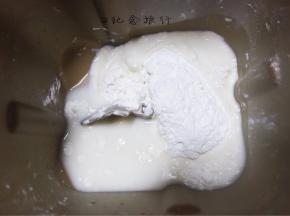 制作老面：高粉88g 低粉：37g 酵母0.5g 水92g 盐2.2g混合至无干粉，低温发酵12-24小时备用