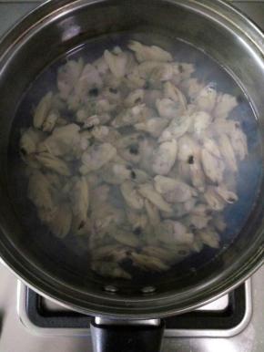 水开下蚬子肉，倒适量料酒，再次烧开煮三四分钟