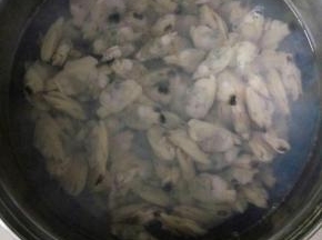 水开下蚬子肉，倒适量料酒，再次烧开煮三四分钟