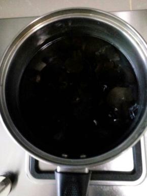 木耳提前冷水泡发，清洗干净后，水开后下锅煮五六分钟