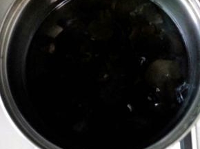 木耳提前冷水泡发，清洗干净后，水开后下锅煮五六分钟