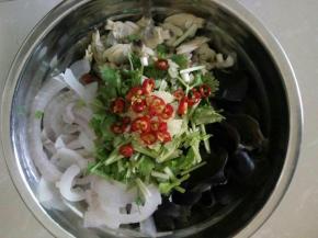 全部沥干水份，放上香菜段、葱花、蒜泥和小米椒圈